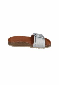 Zilveren metalen slidesandalen met een brede band en een rechthoekige sluiting. Kurken zool met een gestructureerde bruine basis, openneus ontwerp.