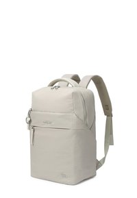 Sac à dos rectangulaire beige clair avec bretelles rembourrées, poche zippée à l'avant, poignée sur le dessus et fermetures éclair argentées sur fond blanc.