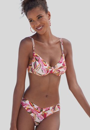Blumiges Bikini-Set mit pinken, orangefarbenen und grünen Mustern. Das Oberteil hat ein strukturiertes Design mit verstellbaren Trägern, und das Unterteil hat einen mittelhohen Schnitt.