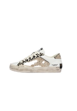 Sneaker bianca bassa con lacci a stampa leopardata, pannello laterale glitter oro, suola consumata e linguetta posteriore metallica con dettaglio testo nero.