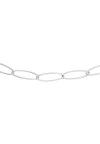 Zilveren metalen ketting met verlengde ovale schakels, gekenmerkt door gladde oppervlakken. De schakels variëren lichtjes in breedte voor een subtiele visuele interesse.