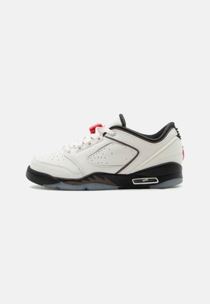 Άσπρο sneaker χαμηλού ύψους με μαύρη ενδιάμεση σόλα, κόκκινο κλείδωμα κορδονιών, διάτρητο δέρμα και διαφανές εξωτερικό πέλμα, εμφανίζεται σε πλαγιαστή όψη σε λευκό φόντο.