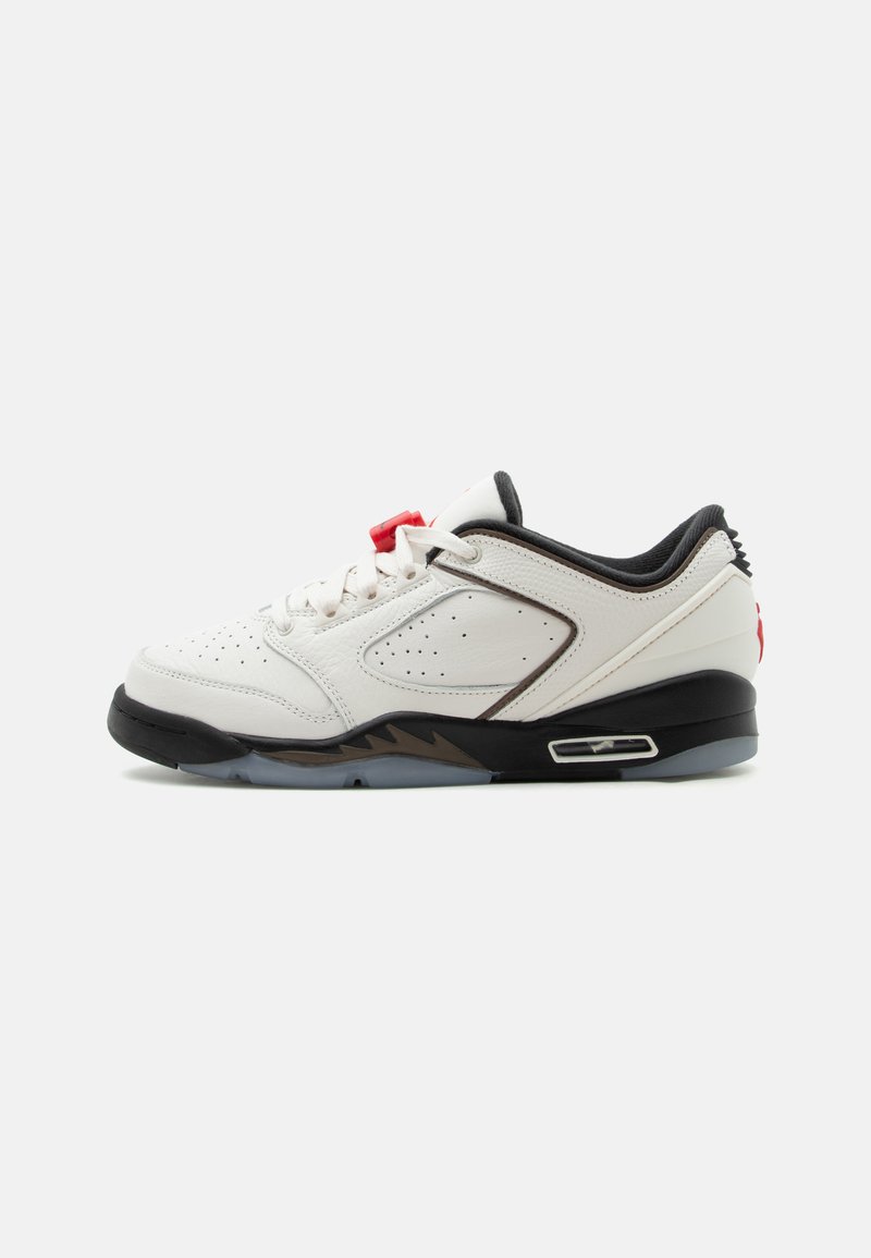 Άσπρο sneaker χαμηλού ύψους με μαύρη ενδιάμεση σόλα, κόκκινο κλείδωμα κορδονιών, διάτρητο δέρμα και διαφανές εξωτερικό πέλμα, εμφανίζεται σε πλαγιαστή όψη σε λευκό φόντο.