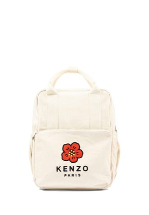 Mochila de lona color crema con asas superiores y bolsillo frontal que presenta una flor roja y el logo de texto negro "KENZO PARIS".