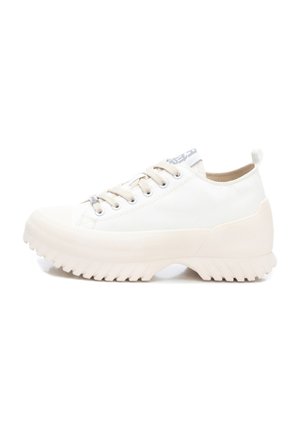 Zapatillas de lona blancas con suela de goma, fondo texturizado y acentos en beige. Cuentan con cordones y una pequeña pestaña en el talón.