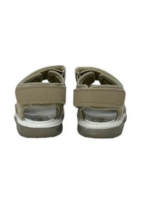 Sandali beige con cinturini regolabili, suola grigia texturizzata e interno imbottito. Design aperto sul retro per traspirabilità e comfort.