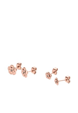 Rosenvergoldete, blumenförmige Ohrstecker mit einem kleinen zentralen klaren Edelstein, gezeigt in zwei Paaren unterschiedlicher Größe auf weißem Hintergrund.