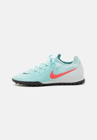 Chaussure de sport bleu clair avec une tige en maille respirante, logo Nike swoosh rose, semelle extérieure noire et détails texturés pour une adhérence optimale.