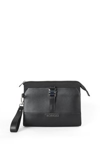 Bolso de mano de cuero negro con cierre de cremallera, superficie texturizada, correa delantera y detalles de hardware metálico, con el nombre de la marca grabado en la parte inferior.