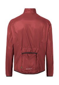 Giacca leggera di un rosso scuro, con maniche lunghe, colletto alto, dettaglio in vita elastico e una piccola tasca posteriore con logo VAUDE.
