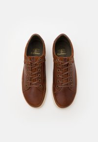 Braune Ledersneaker mit strukturiertem Finish, ausgestattet mit Schnürdesign, Metallösen und einer kontrastierenden, tan-farbenen Gummisohle.