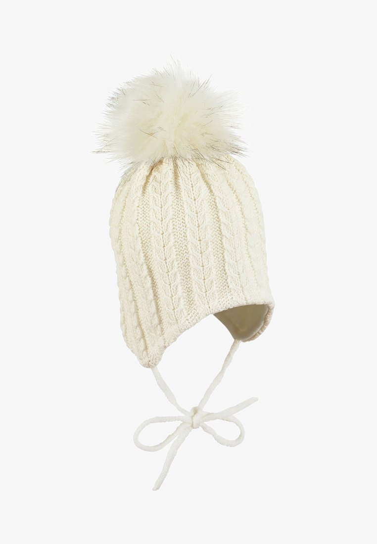 Cappello crema a maglia con pom-pom in pelliccia decorativo, dotato di orecchie a orecchino e una cinghia legata per una vestibilità sicura. Texture morbida in tutto.