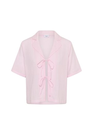 Blouse rose clair à manches courtes avec col cranté et deux nouettes à l'avant, en tissu léger légèrement texturé.