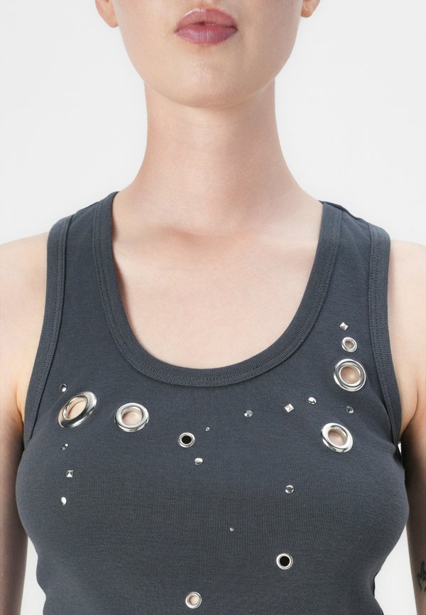 EYELET STUDDED VEST - Top3