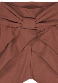 Brune stoffen shorts met een opvallend strikontwerp op de taille, geplooide textuur en een gladde afwerking.