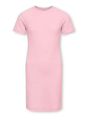 Kort pink ribstrikket kjole med korte ærmer og rund halsudskæring, knælængde, tætsiddende silhuet.