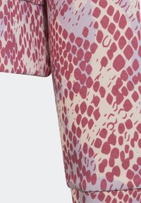 Růžová a levandulová vzorovaná tkanina s designem hadí kůže; hladká textura; obsahuje nepravidelné tvary v alternativních barvách.