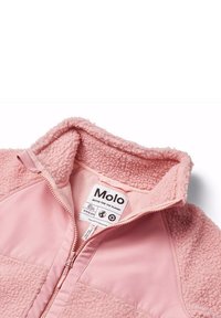 Pink fleecejakke med høj krave, kontrasterende glat stof i siderne, og et mærke med teksten "Molo - Bedre for planeten." Lynlåslukning.