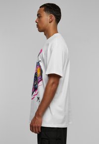 Upscale by Mister Tee SPEED HEAVY  - T-shirt imprimé - white