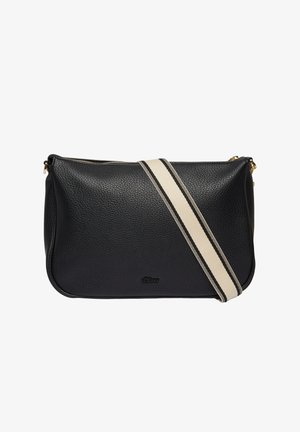 Sac à bandoulière en cuir noir à texture grainée avec une anse en tissu crème rayé. Présente une fermeture zippée et des finitions en métal doré.