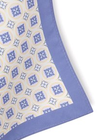 Niebieska tkanina z wzorem paisley w żółte i niebieskie kółka, otoczona jednolitą, jasnoniebieską krawędzią z neat stitching.