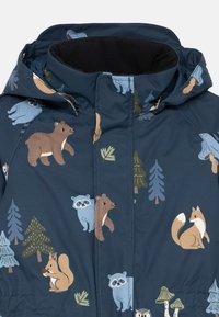 Giacca per bambini di colore blu navy con motivi di animali e alberi, realizzata in materiale resistente all'acqua e con colletto foderato in pile per maggiore calore.