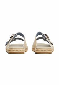 Sandali espadrillas beige con doppie fascette, materiale in suede morbido, suola piatta con texture intrecciata e una fibbia decorativa.
