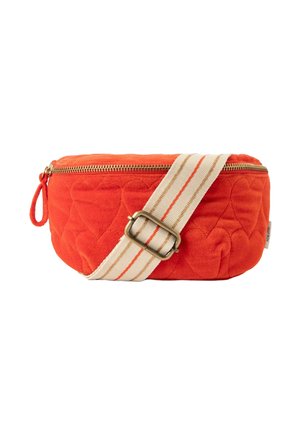 Gequilte oranje stoffen tas met een gouden rits, met een platte bodem, een crèmekleurige gestreepte schouderband en een contrasterende gesp.