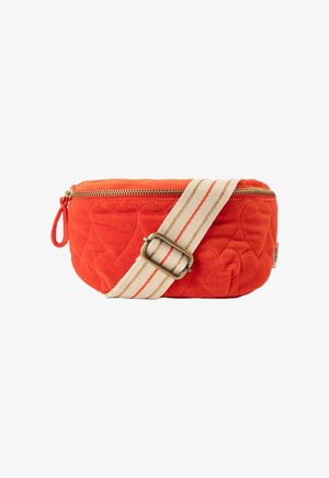 Gestepptes orangenes Stofftasche mit einem goldenen Reißverschluss, die einen flachen Boden, einen cremefarbenen gestreiften Trageriemen und eine kontrastierende Schnalle aufweist.