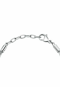 Bracciale in argento con un design flessibile caratterizzato da link a catena intrecciati, una chiusura a gancio e dettagli in metallo testurizzato.