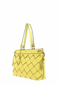 Sac fourre-tout en cuir jaune avec un motif tissé, comprenant une bordure noire, deux poignées et une bandoulière amovible. Texture lisse avec des accessoires métalliques.