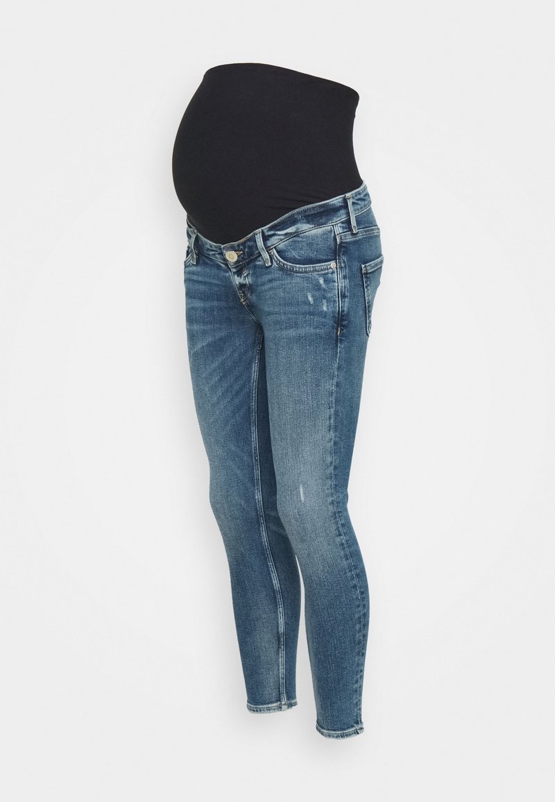Jeans de maternidad con una cinturilla elástica negra, que presentan un diseño de pierna ajustada, fabricados en denim azul con un ligero desgastado y un sutil efecto de arrugado.
