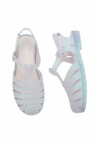 Przezroczyste, pastelowe fioletowe sandały żelowe z teksturowanym, błyszczącym wykończeniem, z poziomymi i pionowymi paskami oraz zapięciem na klamrę z boku.