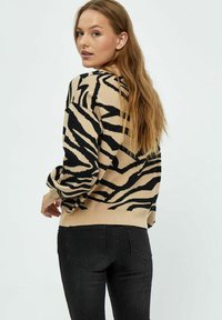 Desires DEDSEMILINE JAQUARD KNIT PULLOVER - Neule - p cuban sand print