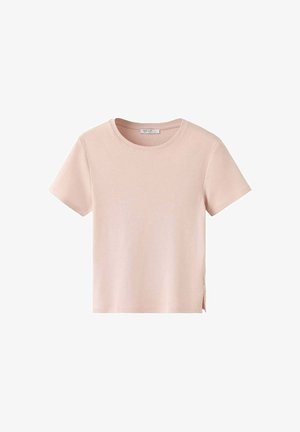 Hellrosa T-Shirt mit kurzen Ärmeln und Rundhalsausschnitt, mit kleinem seitlichem Schlitz am Saum, auf weißem Hintergrund dargestellt.