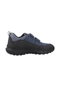 Zapatillas deportivas en azul marino y negro, con una parte superior texturizada, correas de gancho y lazo, y una suela de goma resistente para mayor tracción.