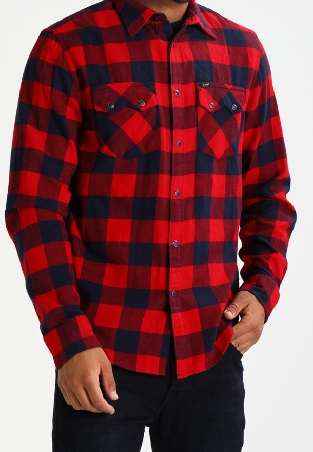Camisa de franela a cuadros en rojo y azul marino con mangas largas, frente de botones y dos bolsillos en el pecho con botones de metal y una etiqueta de la marca.