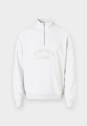 Lichtgrijze sweatshirt met een kwart-rits kraag, waarop "ORIGINALS" geborduurd is in een gebogen patroon. Zachte textuur, lange mouwen.