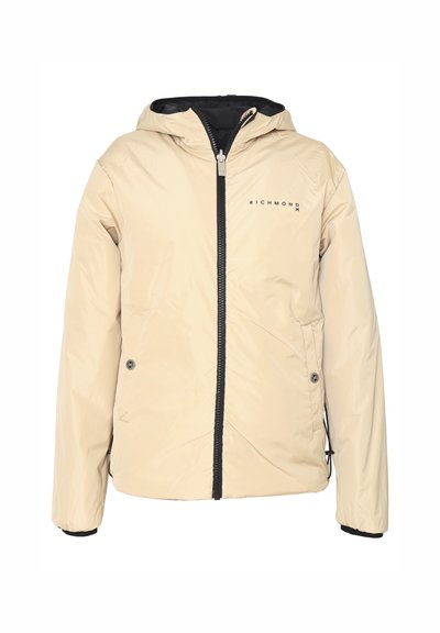 Giacca imbottita beige con cappuccio nero e zipper, presenta un logo sul petto, chiusure a scatto e polsini elasticizzati per una vestibilità sicura.