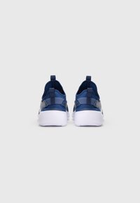 Baskets de sport bleues avec une tige en maille texturée, des accents bleu foncé contrastants, des boucles au talon et une semelle en caoutchouc blanc.