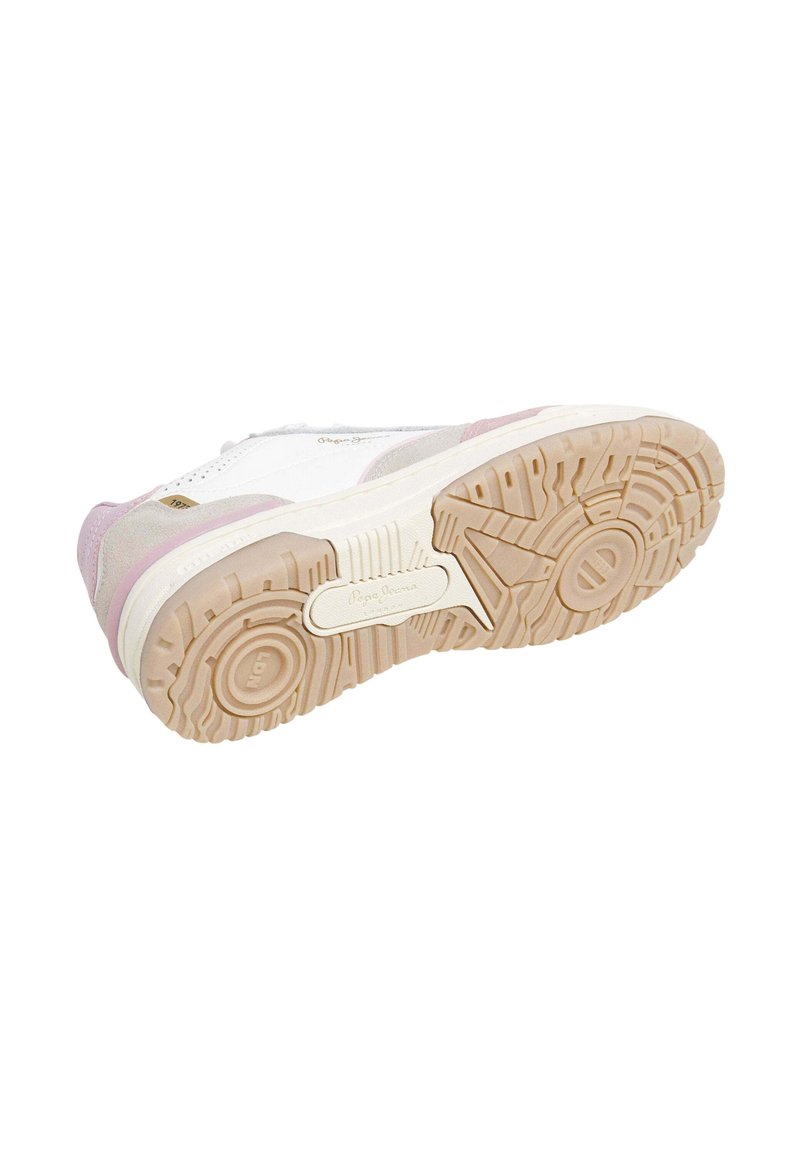 Sneaker bianco con dettagli in suede rosa chiaro, suola in gomma testurizzata e un emblema dorato. Presenta una punta rinforzata e un plantare imbottito.
