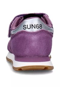 Sneaker viola in suede con una linguetta riflettente argento sul tallone. Presenta una suola intermedia bianca e una suola in gomma testurizzata. Logo del brand “SUN68” sul tallone.
