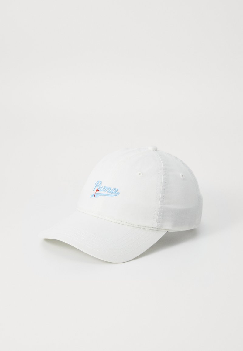 Cappellino da baseball in cotone bianco con texture morbida, caratterizzato da un logo "Puma" ricamato in blu e rosso sulla parte anteriore. Visiera curva e cinturino regolabile.