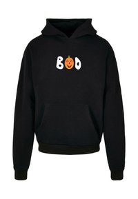 Melns kapuces džemperis ar priekšējo kabatu, ar tekstu "BOO" baltā krāsā un smaidoša ķirbja grafiku oranžā, zaļā un melnā krāsā.