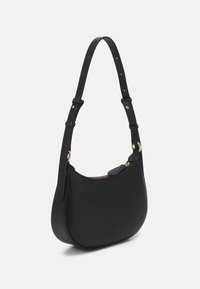 Sac à épaule en cuir noir avec une texture lisse, une forme incurvée, une bandoulière réglable, des accents en métal doré et une fermeture éclair.