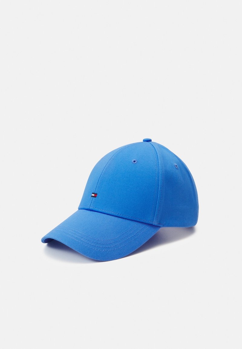 Casquette de baseball bleue avec une visière courbée et un petit logo rectangulaire sur la face avant, sur fond blanc uni.