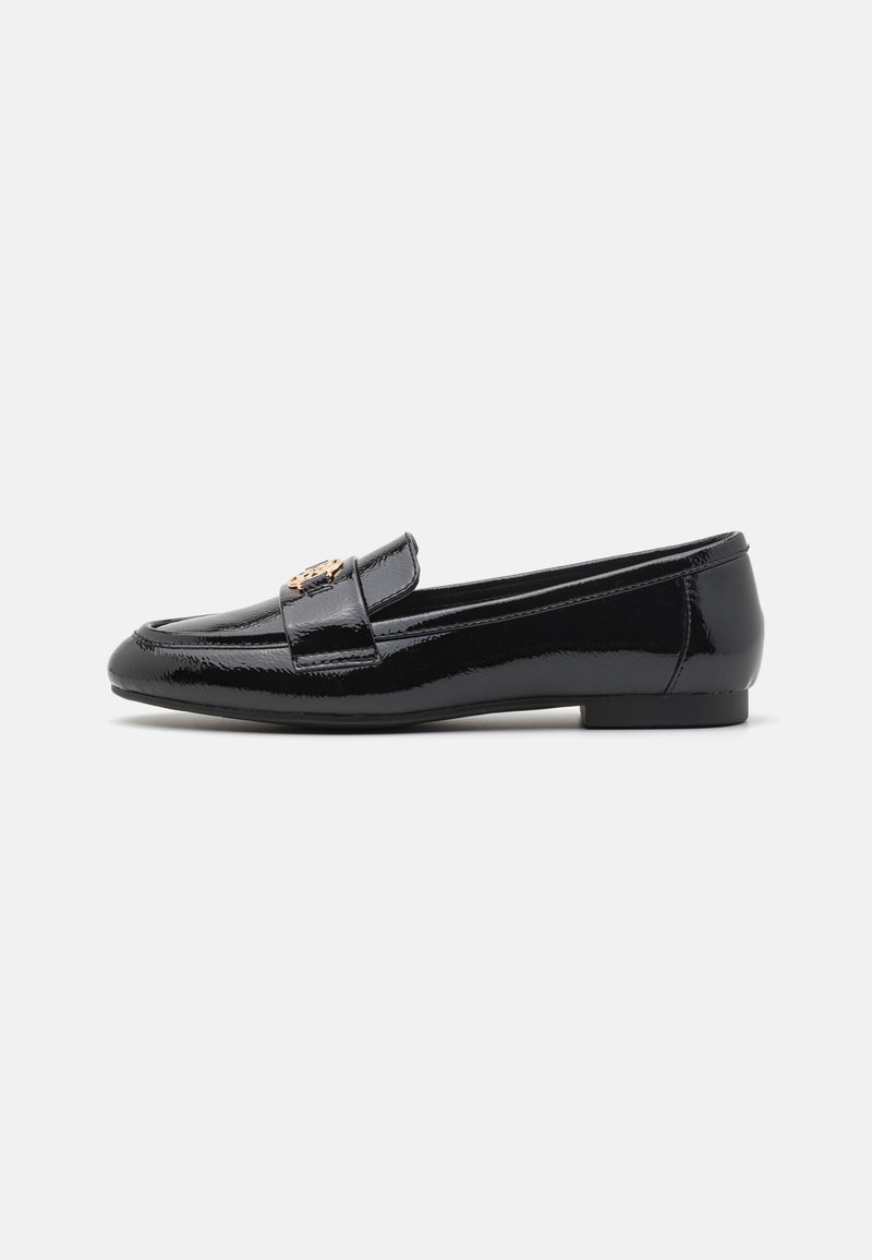 Mocassin en cuir verni noir avec un bout rond, un talon plat et une bride décorative ornée d'un accent métallique. Texture lisse et réfléchissante.