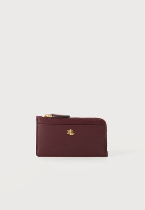 Porte-cartes en cuir bordeaux avec fermeture éclair, logo RLL doré et poche extérieure, conçu pour un rangement compact et un accès facile.