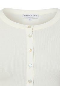 Weißes, geripptes Top mit rundem Ausschnitt, ausgestattet mit einer Knopfleiste mit fünf runden, irisierenden Knöpfen und einem Etikett mit der Aufschrift "Marie Lund, Kopenhagen".