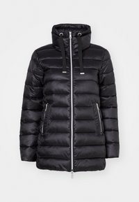 Černá prošívaná péřová bunda s vysokým límcem, předním zipem a elastickými stahovacími šňůrkami. Má horizontální prošívání a boční kapsy na zip.